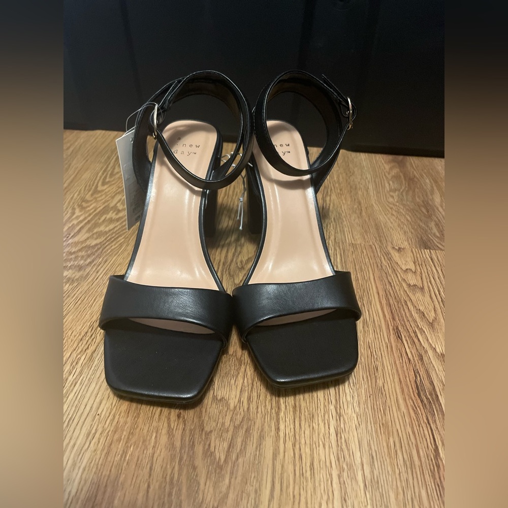 (SOLD) Women’s Sandals Size 9 1/2